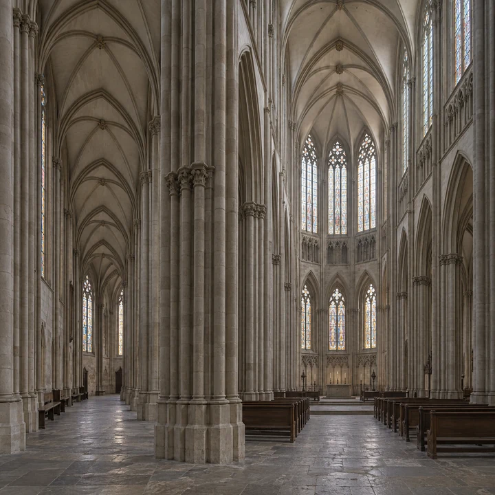 Ein gotischer Kirchenraum mit Spitzbögen und hohen Gewölben